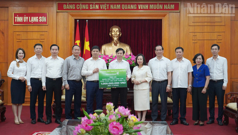 Đoàn công tác của Vietcombank trao phần kinh phí hỗ trợ nhân dân tỉnh Lạng Sơn khắc phục hậu quả thiên tai. ndo_tr_gen-h-z7118250958732-cb12dad22669df386cd8e5ff2752182c.jpg