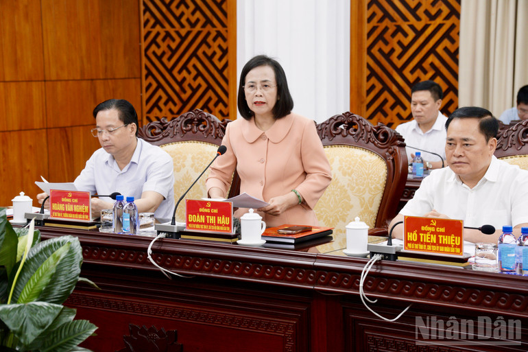 Đồng chí Đoàn Thị Hậu, Phó Bí thư thường trực Tỉnh ủy, Chủ tịch Hội đồng nhân dân tỉnh Lạng Sơn trình bày báo cáo việc thực hiện Chỉ thị số 30-CT/TW của tỉnh Lạng Sơn. ndo_br_img-0049.jpg