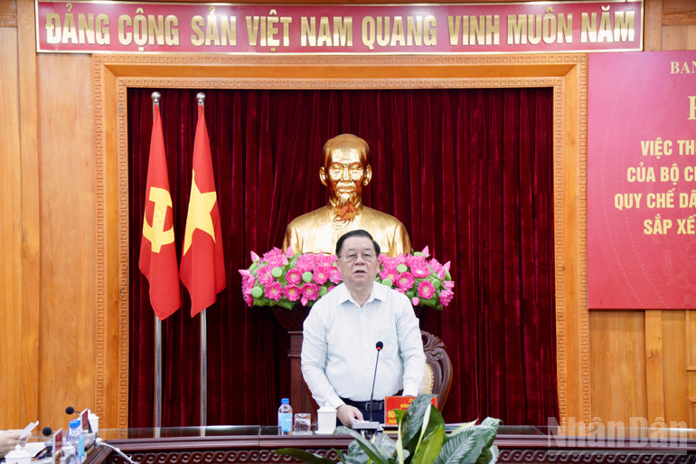 Đồng chí Nguyễn Trọng Nghĩa, Ủy viên Bộ Chính trị, Bí thư Trung ương Đảng, Trưởng Ban Tuyên giáo và Dân vận Trung ương phát biểu kết luận buổi làm việc. ndo_br_img-0050.jpg