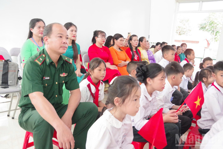 Sự quan tâm của các chú Bộ đội Biên phòng luôn là động lực cho các em học sinh khu vực biên giới trong học tập và sinh hoạt. ndo_br_gen-h-z6978854764170-b6d4259da03f7f2f09a9fc96f12a0533.jpg