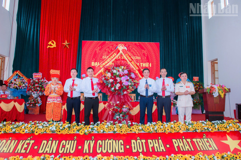 Đại diện Đảng ủy xã Xuân Dương nhận lẵng hoa chúc mừng của lãnh đạo tỉnh Lạng Sơn. ndo_tr_1343ecbc248cadd2f49d.jpg