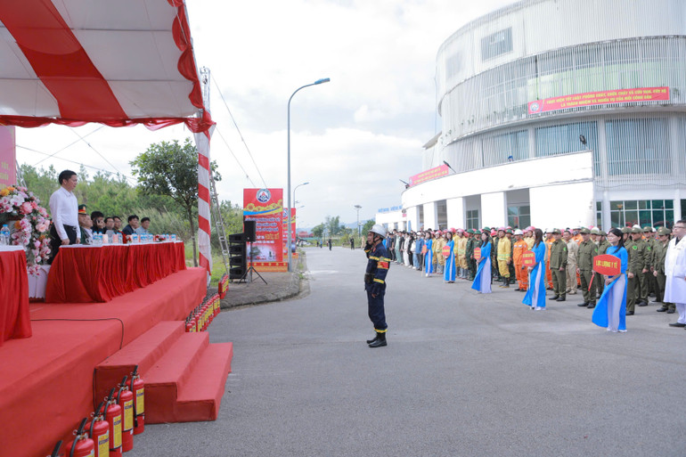 Các lực lượng tham gia luyện tập tập hợp tại vị trí quy định và các đơn vị báo cáo để chuẩn bị triển khai phương án thực tập. gen-o-z7156603238906-c716063501ff4ba08af24ec27537a944.jpg