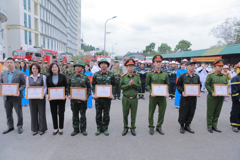 Lãnh đạo Công an tỉnh Lạng Sơn biểu dương các cá nhân và tập thể có thành tích xuất sắc tại diễn tập. gen-o-z7156603202708-1f822b86c991431ae8e3c6f8359e7f00.jpg