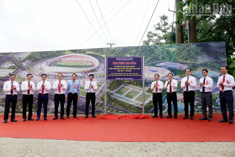 Lãnh đạo tỉnh Lạng Sơn và lãnh đạo Bộ Văn hóa, Thể thao và Du lịch thực hiện nghi thức kéo băng khởi công dự án. ndo_tr_dat6215.jpg