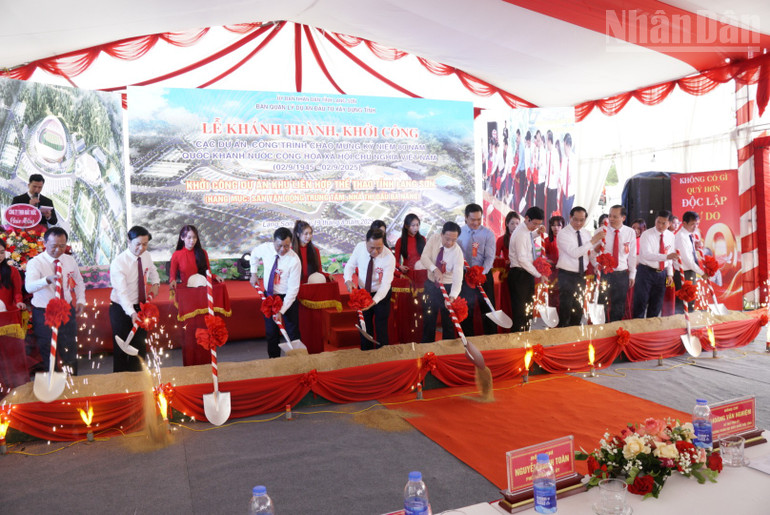 Lãnh đạo tỉnh Lạng Sơn và lãnh đạo Bộ Văn hóa, Thể thao và du lịch thực hiện nghi thức khởi công. ndo_tr_dat6179.jpg
