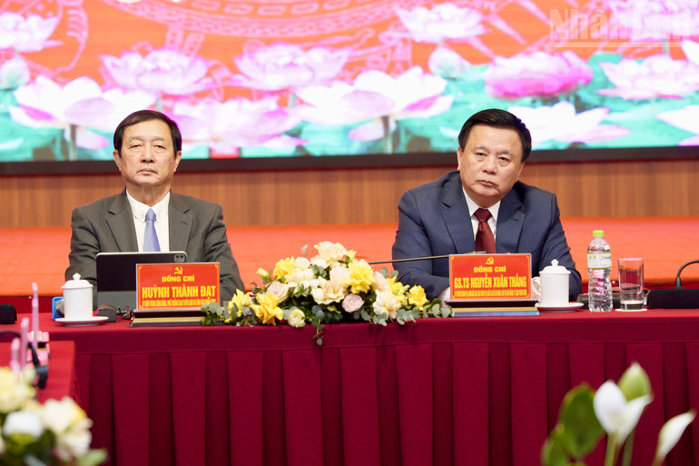 Giáo sư, Tiến sĩ Nguyễn Xuân Thắng, Ủy viên Bộ Chính trị, Giám đốc Học viện Chính trị quốc gia Hồ Chí Minh, Chủ tịch Hội đồng Lý luận Trung ương và đồng chí Huỳnh Thành Đạt, Ủy viên Trung ương Đảng, Phó Trưởng Ban Tuyên giáo và Dân vận Trung ương, tại hội thảo. ndo_tr_img-0276.jpg