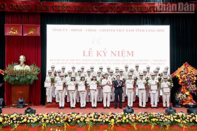 Đồng chí Chủ tịch Ủy ban nhân dân tỉnh Lạng Sơn và Đồng chí Giám đốc Công an tỉnh Lạng Sơn trao Giấy khen cho các cá nhân điển hình tiên tiến của lực lượng Công an Lạng Sơn. ndo_tr_img-0266.jpg