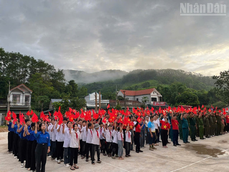 Các tầng lớp nhân dân tỉnh Lạng Sơn tích cực tham dự chương trình ngay từ sáng sớm. ndo_tr_gen-h-z6912132790925-12ca528f5a253966737305b06e8e434e.jpg