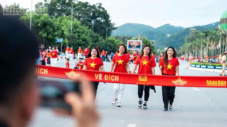 Nhân dân tỉnh Lạng Sơn thể hiện tình yêu nước qua hoạt động đi bộ "Cùng Việt Nam tiến bước" ndo_tl_gen-h-z6912203545593-a56f9c594b19577c1a77c07b561e6b6a-1098.jpg