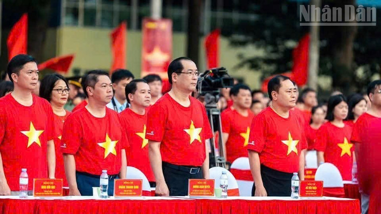 Các đồng chí lãnh đạo Hội đồng nhân dân, Ủy ban nhân dân tỉnh Lạng Sơn tham dự chương trình. ndo_tr_gen-n-z6912203564048-4d8f5e0313c5a1a5d512a6086029fb60-7936.jpg