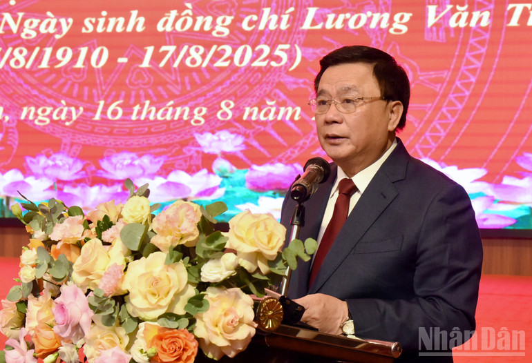 Giáo sư, Tiến sĩ Nguyễn Xuân Thắng, Ủy viên Bộ Chính trị, Giám đốc Học viện Chính trị quốc gia Hồ Chí Minh, Chủ tịch Hội đồng Lý luận Trung ương phát biểu đề dẫn hội thảo. ndo_br_img-0279.jpg