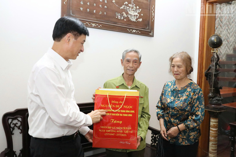 Đồng chí Nguyễn Duy Ngọc, Ủy viên Bộ Chính trị, Bí thư Trung ương Đảng, Chủ nhiệm Ủy ban Kiểm tra Trung ương trao quà cho gia đình thương binh Hà Văn Uyên. ndo_tr_1104fd9252d3db8d82c2.jpg