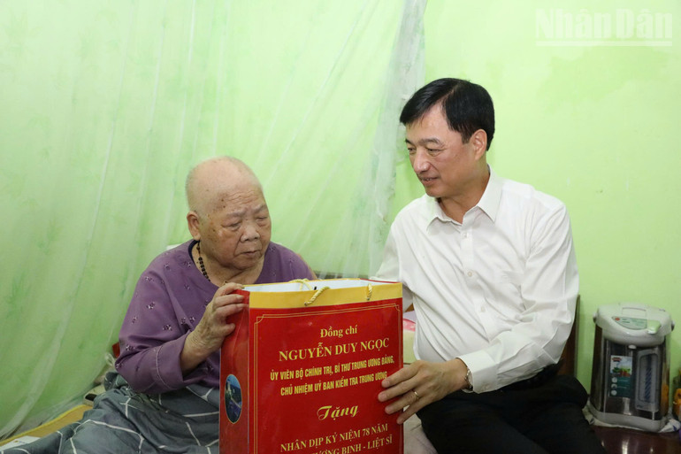 Đồng chí Nguyễn Duy Ngọc, Ủy viên Bộ Chính trị, Bí thư Trung ương Đảng, Chủ nhiệm Ủy ban Kiểm tra Trung ương trao quà cho Mẹ Việt Nam Anh hùng Nguyễn Thị Kim. ndo_tr_0bc08be226a3affdf6b2.jpg