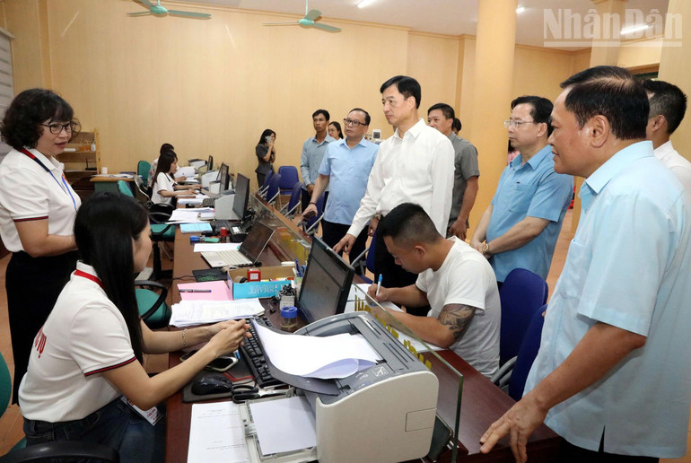 Chủ nhiệm Ủy ban Kiểm tra Trung ương Nguyễn Duy Ngọc cùng Đoàn công tác cũng kiểm tra tại Trung tâm Phục vụ hành chính công phường Lương Văn Tri, tỉnh Lạng Sơn. ndo_tr_cd94220c904d1913405c.jpg