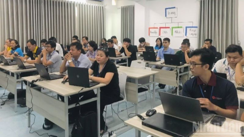Các thí sinh tham gia Hội thi “Quản trị mạng giỏi”.