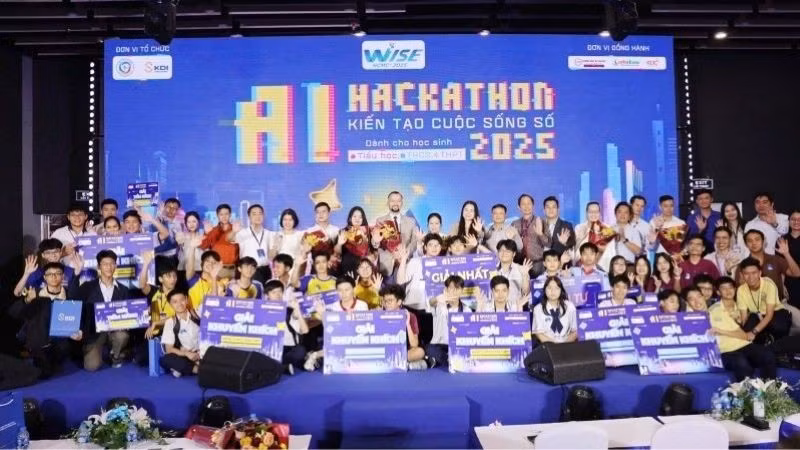 Các đội đoạt giải chụp ảnh lưu niệm cùng Ban tổ chức.