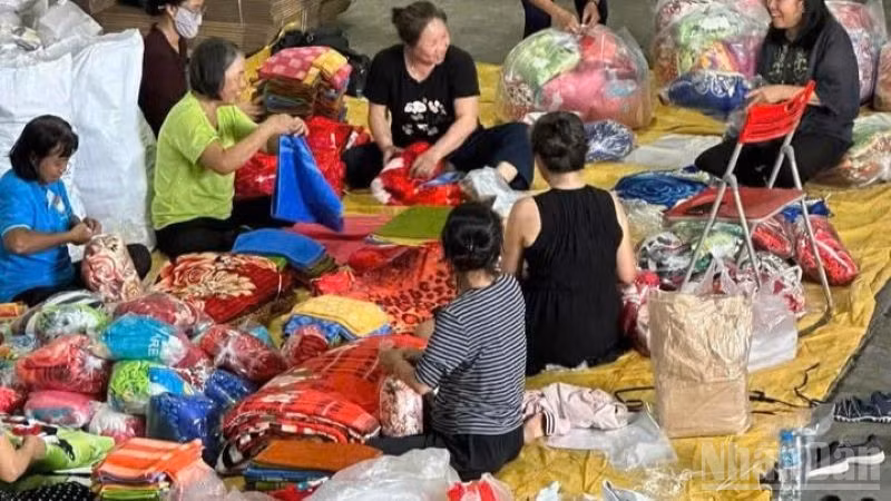 Hoạt động cứu trợ đồng bào miền trung, Tây Nguyên bị lũ lụt được hưởng ứng khắp cộng đồng. (Ảnh: THANH THẢO)