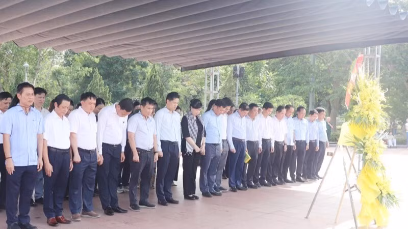 Đo&agrave;n c&ocirc;ng t&aacute;c Bộ Y tế tri &acirc;n c&aacute;c Anh h&ugrave;ng liệt sĩ tại Di t&iacute;ch quốc gia đặc biệt Th&agrave;nh cổ Quảng Trị.