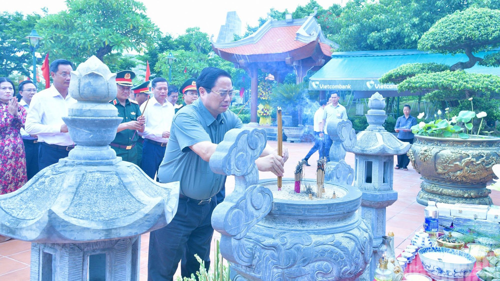 Thủ tướng Phạm Minh Chính dâng hương tại Đền thờ Chủ tịch Hồ Chí Minh và các Anh hùng liệt sĩ. (Ảnh: THANH GIANG)