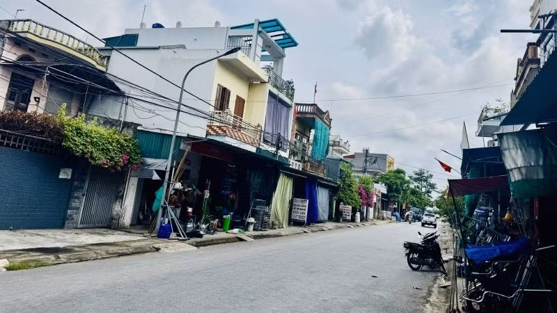 Một đoạn đường bê tông hóa khang trang theo tiêu chí nông thôn mới tại làng lụa đũi Nam Cao, huyện Kiến Xương, tỉnh Thái Bình, nay là xã Lê Lợi, tỉnh Hưng Yên. (Ảnh: HNV)