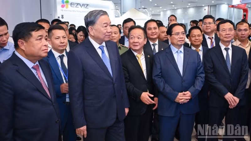 Tổng Bí thư Tô Lâm, Thủ tướng Phạm Minh Chính cùng các lãnh đạo các bộ, ngành tham quan gian trưng bày của T&T Group. (Ảnh: SƠN BÁCH)