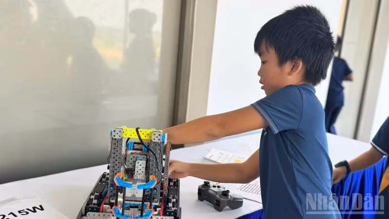 Học sinh thi mô hình STEM trong khuôn khổ Ngày hội Đổi mới Sáng tạo Quốc gia 2025. (Ảnh: HNV)