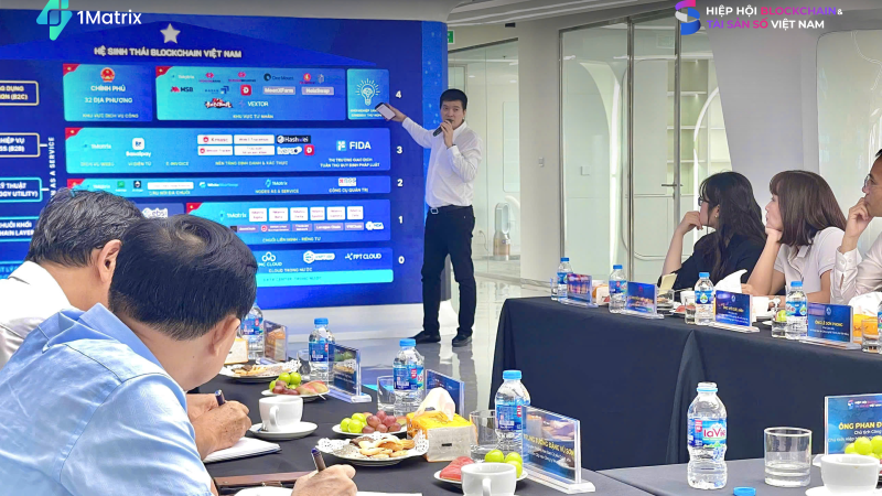 Ông Phan Đức Trung, Chủ tịch Công ty 1Matrix, Chủ tịch VBA chia sẻ những kết quả ban đầu của Mạng Dịch vụ Đa chuỗi Blockchain Việt Nam. (Ảnh: BTC)