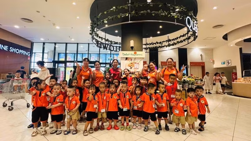 Một hoạt động ngoại khoá của cô và trò một trường mầm non trên địa bàn Hà Nội. (Ảnh: PV).