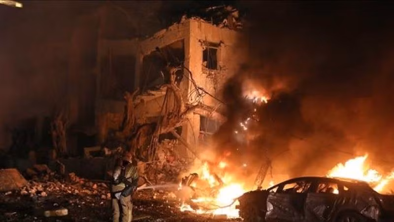 Tòa nhà tại Tel Aviv, Israel trúng tên lửa đạn đạo của Iran ngày 1/3/2026. (Ảnh: THX/TTXVN)