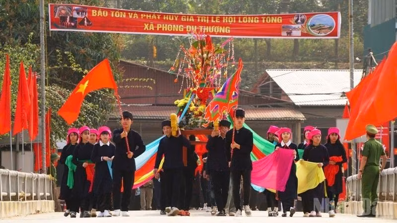 Rước linh vật từ đình làng về nơi tổ chức lễ hội. (Ảnh: THANH SƠN)