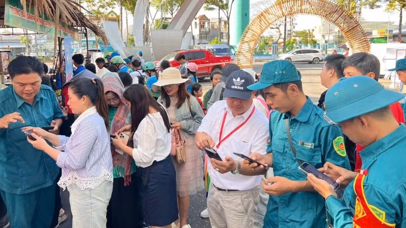 Người dân thực hiện thao tác bình chọn trên điện thoại. (Ảnh: BTC)