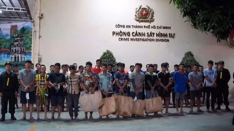 Các đối tượng tổ chức và tham gia đánh bạc bằng hình thức đá gà. 