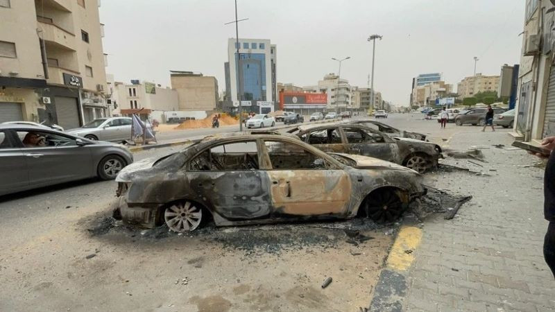 Phương tiện bị phá hủy sau cuộc đụng độ tại Tripoli, Libya. (Ảnh: THX/TTXVN)