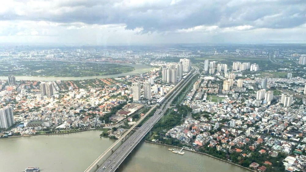 Một góc Thành phố Hồ Chí Minh nhìn từ trên cao. (Ảnh: THU HÀ) tphcmmoi3.jpg