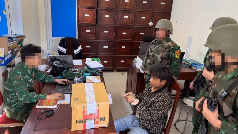 Lực lượng Biên phòng bắt giữ đối tượng Hồ Văn Triệu cùng tang vật 12.000 viên ma túy tổng hợp.