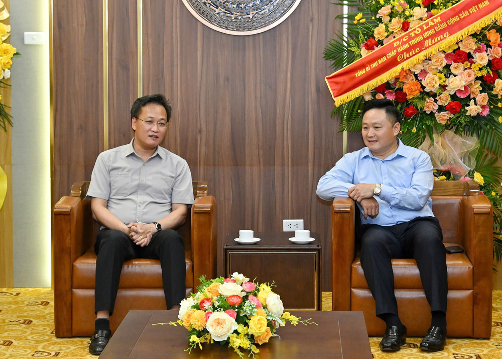 Phó Tổng Biên tập Phan Văn Hùng tiếp Đoàn đại biểu tỉnh Hưng Yên. ggc1967-1.jpg
