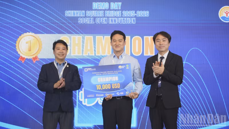 Trao giải quán quân trị giá 10.000 USD cho Vandalsoft - giải pháp nông nghiệp thông minh cho mô hình nuôi côn trùng làm thực phẩm. (Ảnh: PV)