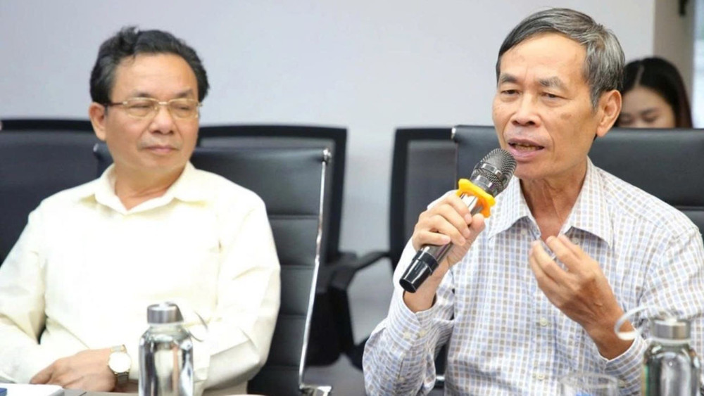 Ông Bùi Văn Doanh (bên phải ảnh), Viện trưởng Viện nghiên cứu Bất động sản Việt Nam, nguyên Tổng Biên tập Báo Xây dựng, nguyên Tổng Biên tập Tuần Tin tức, Thông tấn xã Việt Nam. dien-dan16.jpg