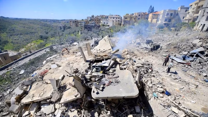 Cảnh đổ nát sau cuộc không kích của Israel tại Sir al-Gharbiyeh, Liban. (Ảnh: THX/TTXVN)