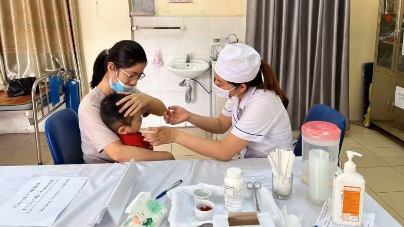 Chăm lo sức khoẻ cộng đồng hiệu quả ngay từ tuyến cơ sở. (Ảnh: HNV)