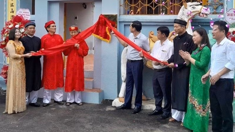 Lãnh đạo xã và đại diện nhân dân xã Ngọc Hồi thực hiện nghi lễ gắn biển công trình trùng tu, tôn tạo di tích lịch sử miếu- đình Vĩnh Trung chào mừng kỷ niệm 80 năm Cách mạng tháng Tám và Quốc khánh 2/9.