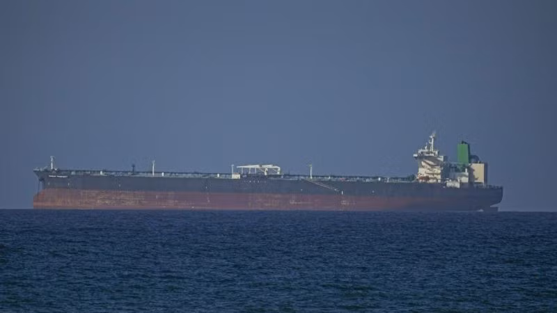 Tàu hàng di chuyển qua eo biển Hormuz khi thỏa thuận ngừng bắn kéo dài 2 tuần giữa Mỹ và Iran có hiệu lực, ngày 8/4/2026. (Ảnh: Anadolu Agency/TTXVN)