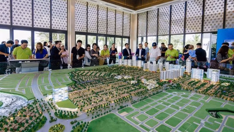 Khách hàng tham quan một dự án giáp ranh phía đông Thành phố. (Ảnh: PV)