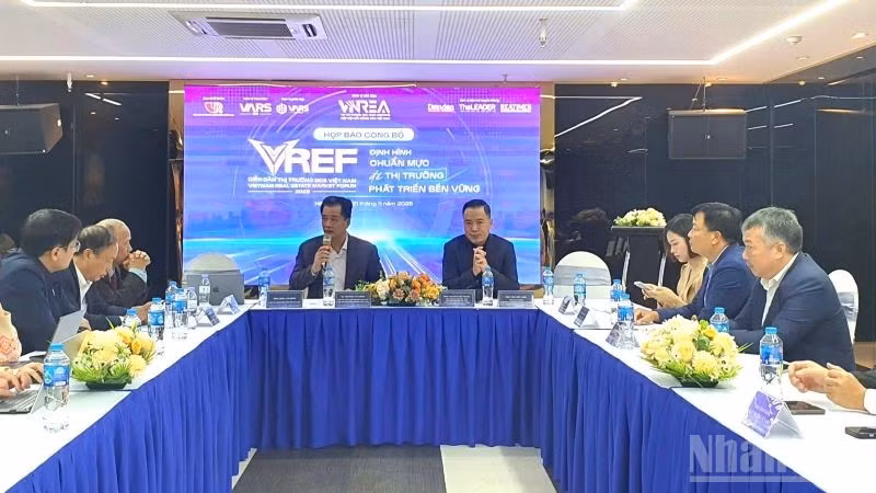 Họp báo công bố diễn đàn và công bố thử nghiệm bộ tiêu chuẩn, quy tắc về bất động sản thu hút đông đảo đại biểu tham dự. (Ảnh: HNV)