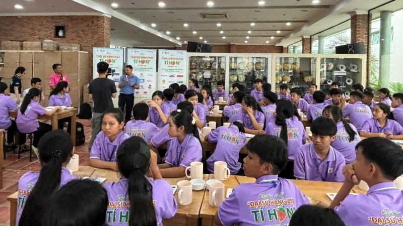 Hoạt động trải nghiệm của các em tham gia trại hè tại “Đại sứ Hàng Việt tí hon 2025” tại Công ty Gốm sứ Minh Long I. (Ảnh: BSA) daisitihon1.jpg