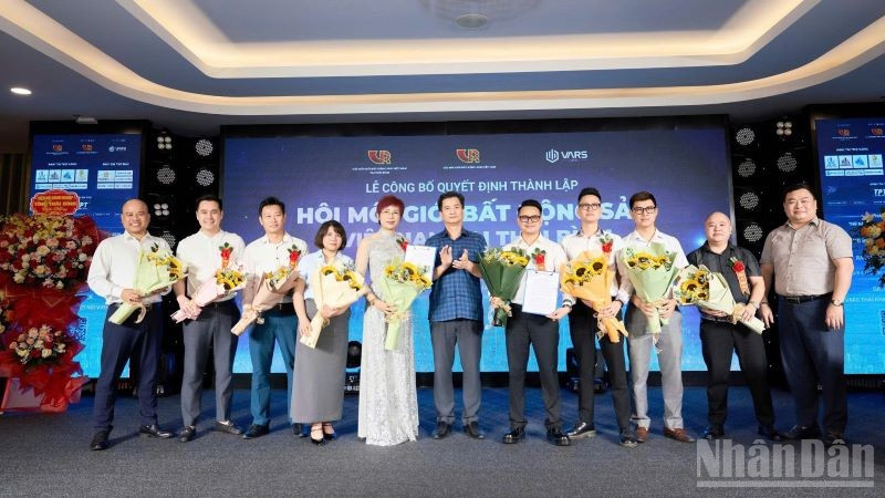Ban điều hành Hội Môi giới bất động sản Việt Nam tại Thái Bình. (Ảnh: PV) ndo_br_ra-mattb1.jpg