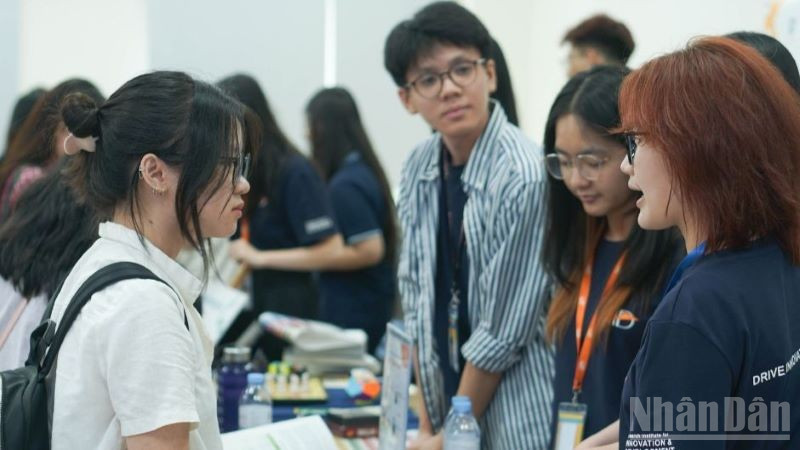 Các bạn trẻ trong hoạt động của khu vực tư vấn nghề nghiệp tại sự kiện. (Ảnh: PV)