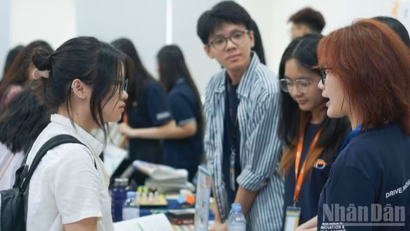 Các bạn trẻ trong hoạt động của khu vực tư vấn nghề nghiệp tại sự kiện. (Ảnh: PV)