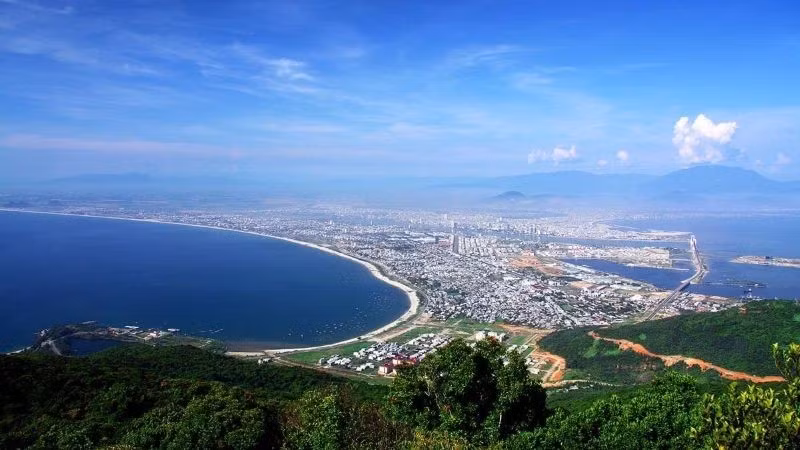 Chính phủ đã xác định du lịch là ngành kinh tế mũi nhọn, đóng vai trò dẫn dắt nhiều lĩnh vực khác. (Ảnh: Giáo sư David Pickus, Đại học Đà Nẵng).