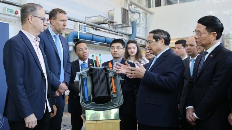 Thủ tướng Phạm Minh Chính trao đổi khi tham quan Phòng thí nghiệm hạt nhân của Viện Nghiên cứu Hoàng gia Thụy Điển. (Ảnh: VGP/NHẬT BẮC)